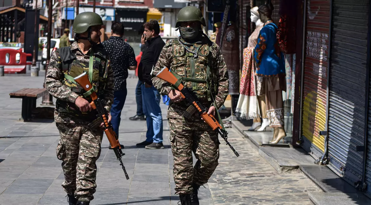 Soldați paramilitari indieni patrulează de-a lungul unui drum din Srinagar, Jammu și Cașmir, pe 29 aprilie 2025.