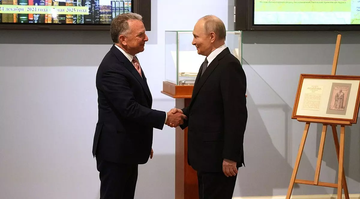 Steve Witkoff (stânga) surprins în timp ce dă mâna cu Vladimir Putin (dreapta)