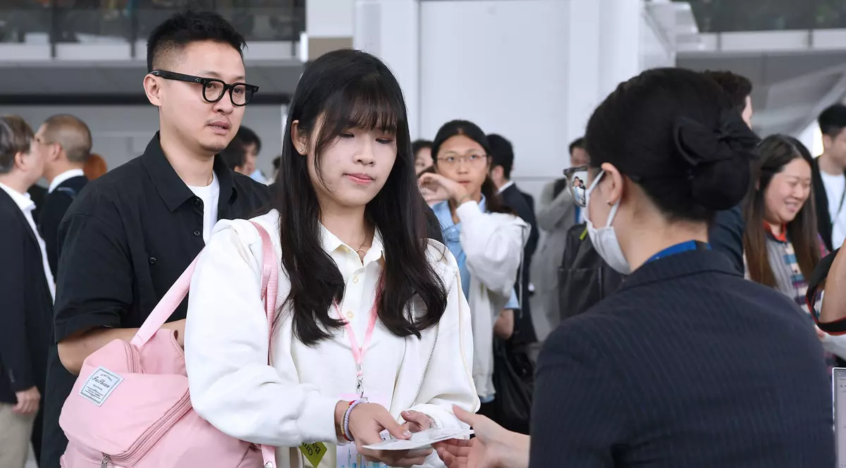 Studenții din Hong Kong stau la coadă pentru a se urca pe un avion de linie cu destinația Shanghai. Imgine cu caracter ilustrativ.FOTO: Hepta.