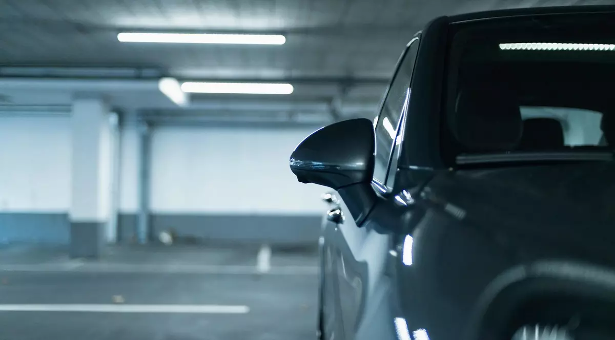 Poză cu un SUV lăsat într-o parcare subterană