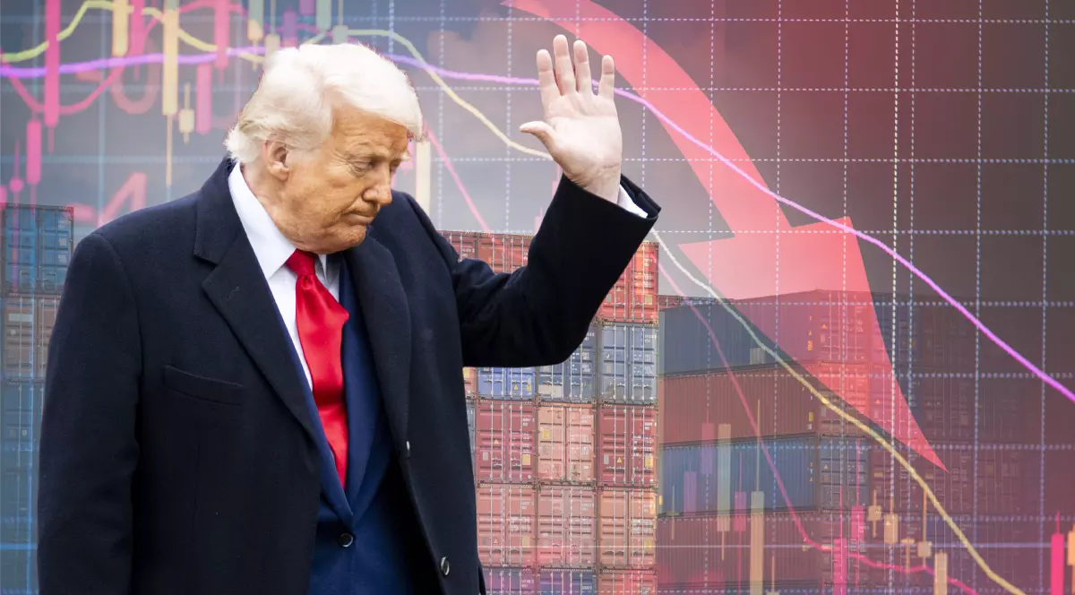 Donald Trump, îmbrăcat într-un costum albastru închis, cu cămașă albă și cravată roșie. Ține o mână ridicată în sus și capul plecat. Pe fundal sunt mai multe containere colorate și un grafic cu o săgeată roșie care arată în jos.