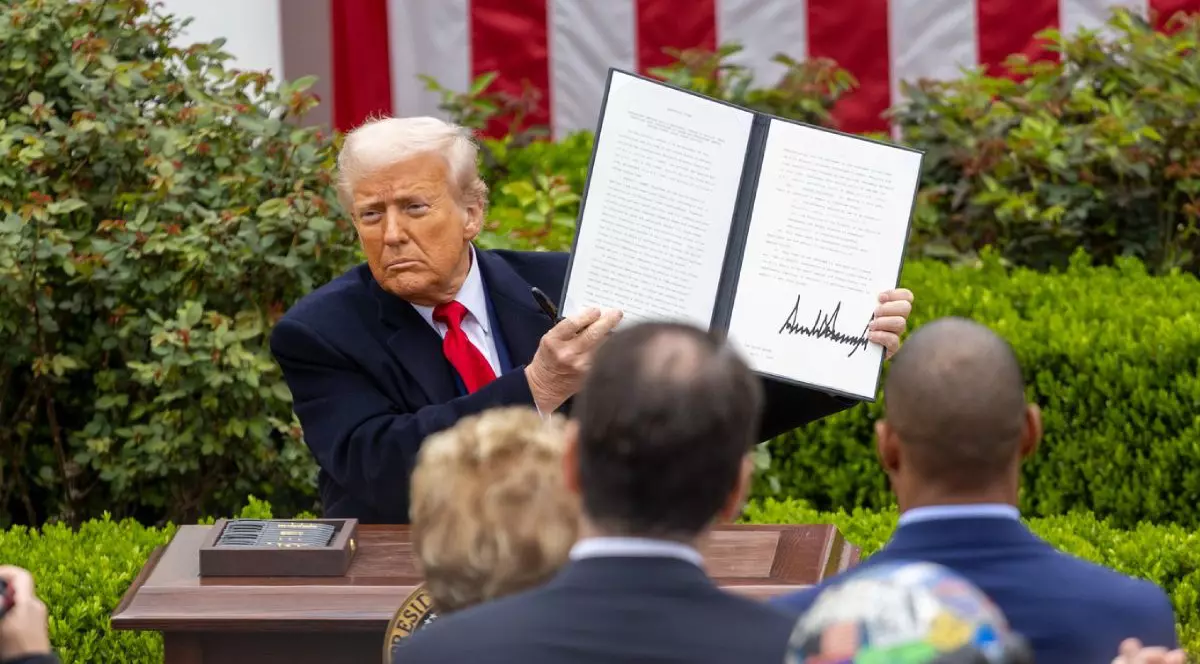 Președintele SUA, Donald Trump, arată un ordin executiv privind „tarifele reciproce” la Grădina de Trandafiri a Casei Albe din Washington, DC, Statele Unite, pe 2 aprilie 2025