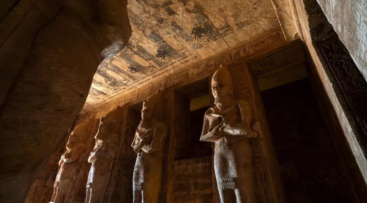 templu egiptean cu statui