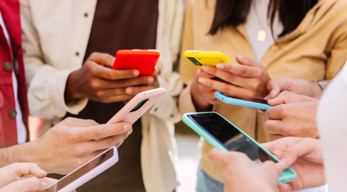 În imagine sunt ilustrați mai mulți tineri care stau pe telefoane