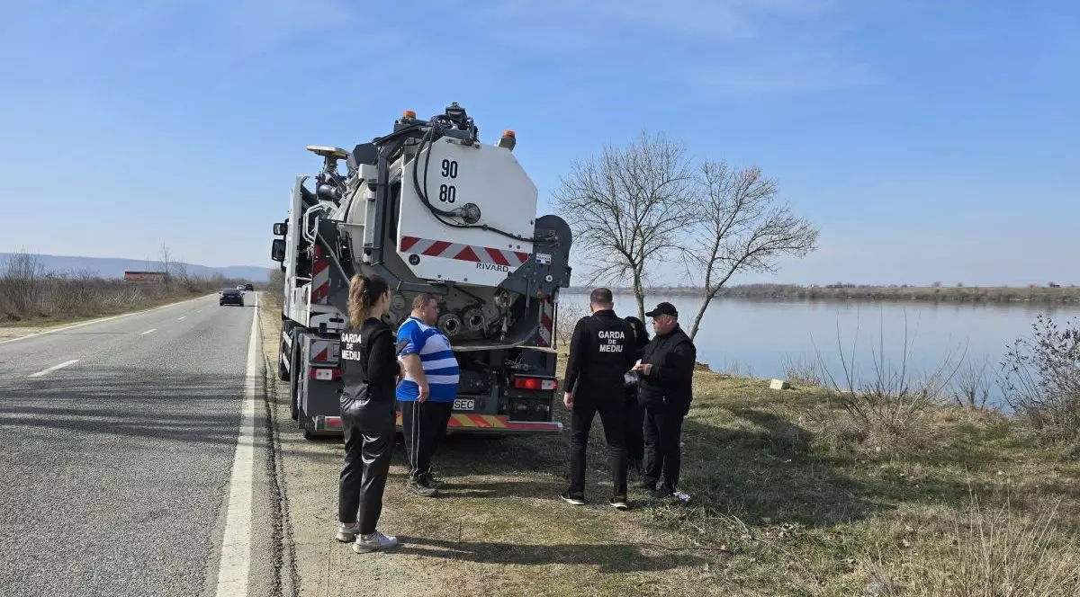 Un șofer a fost amendat cu 50.000 de lei, după ce sute de litri de motorină s-au scurs pe șosea din TIR-ul lui, în Drobeta Turnu Severin