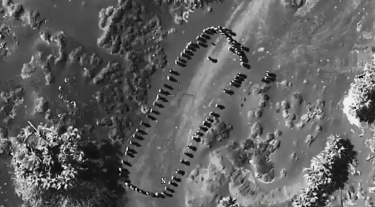 Imagini satelitare alb negru in care se vad mai multe persoane