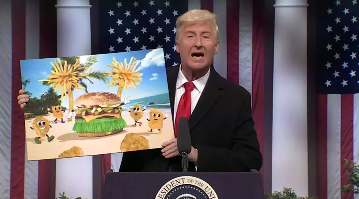 Scenetă Saturday Night Live actor dechizat în TRump cu un panou cu un burger pe plaja