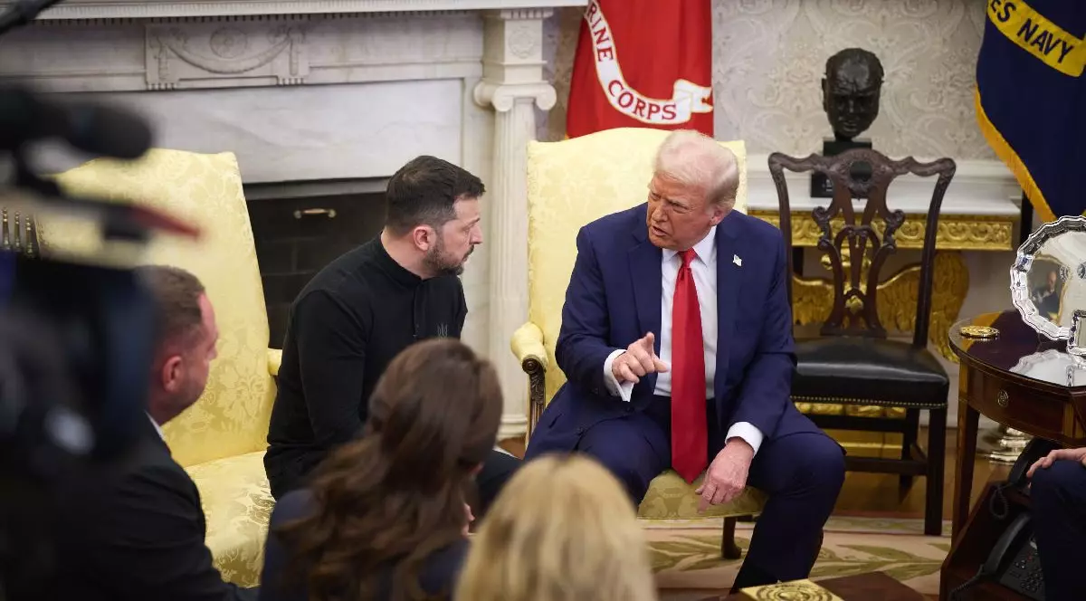 Doi bărbați stau pe două fotolii și discută. Cel din dreapta, Donald Trump, e în costum și are cravată roșie. Cel din stânga, Volodimir Zelenski, poartă un pulover închis la culoare