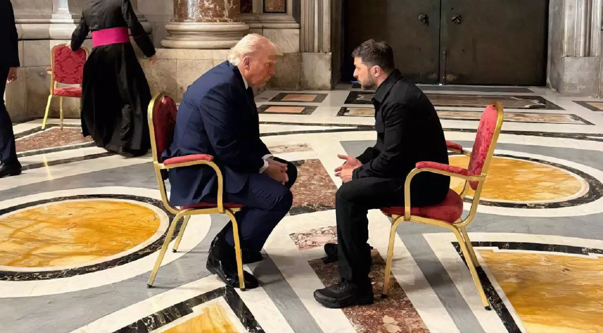 Volodimir Zelenski și Donald Trump față în față, așezați de două scaune, în interiorul Bazilicii Sf.Petru din Vatican. Trump poartă un costum albastru închis, iar Zelenski este îmbrăcat în negru - 26 aprilie 2025