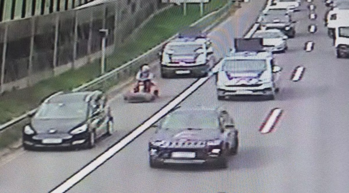 Un bătrân de 84 de ani a fost filmat la volanul unei mașini de tuns iarba, pe o autostradă din Austria