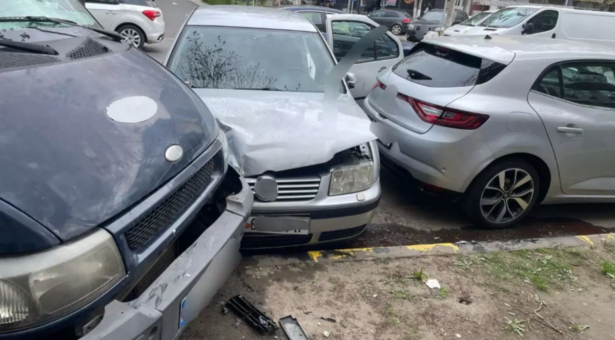 Un șofer beat și nervos a distrus cinci mașini parcate pe o stradă din Tecuci