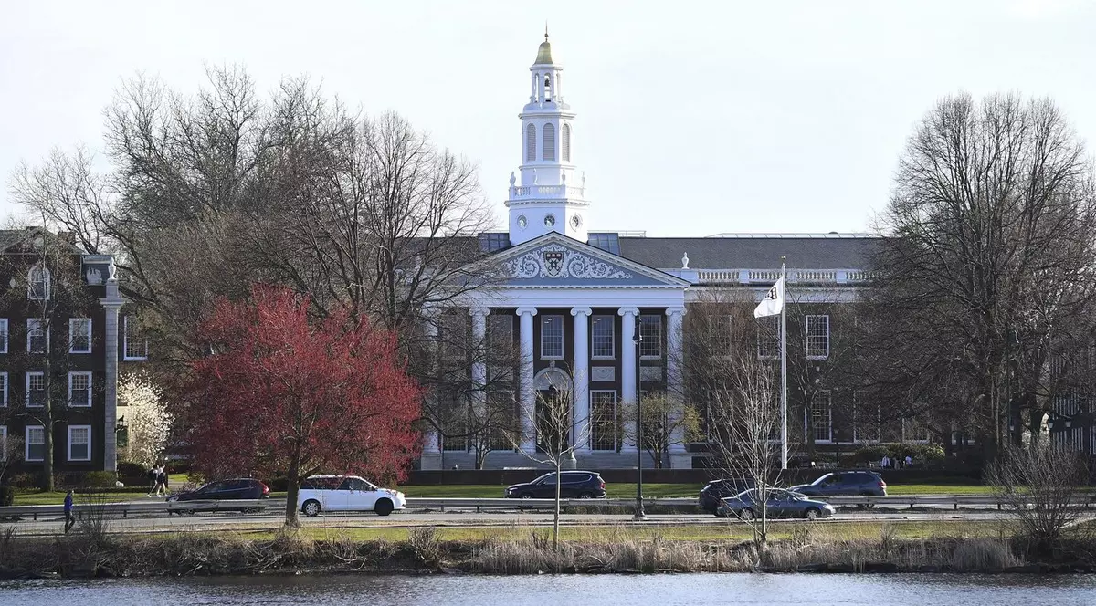 Universitatea Harvard. O vedere generală a Bibliotecii Baker/Centrului Bloomberg pe 15 aprilie 2025, la Harvard Business School, în Allston, MA. In plan apropiat se vede un râu, iar în plan depărtat clădirea bibliotecii cu o arhitectură deosebită