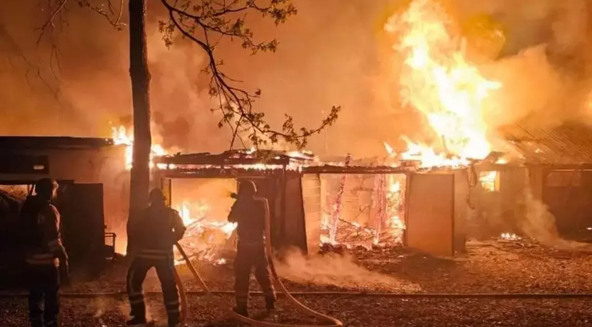 Doi pompieri ucraineni surprinși în timp ce încearcă să stingă un incendiu izbucnit în urma unui atac rusesc