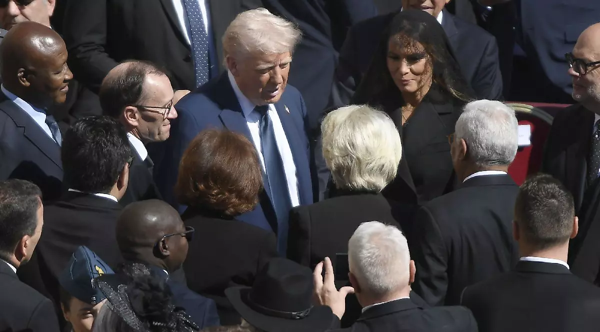 26 aprilie 2025.Moartea Papei Francisc .Slujba de înmormântare a Papei Francisc în Piața Sfântul Petru de la Vatican. Președintele american Donald Trumphis soția Melania și Ursula Von der Leyen