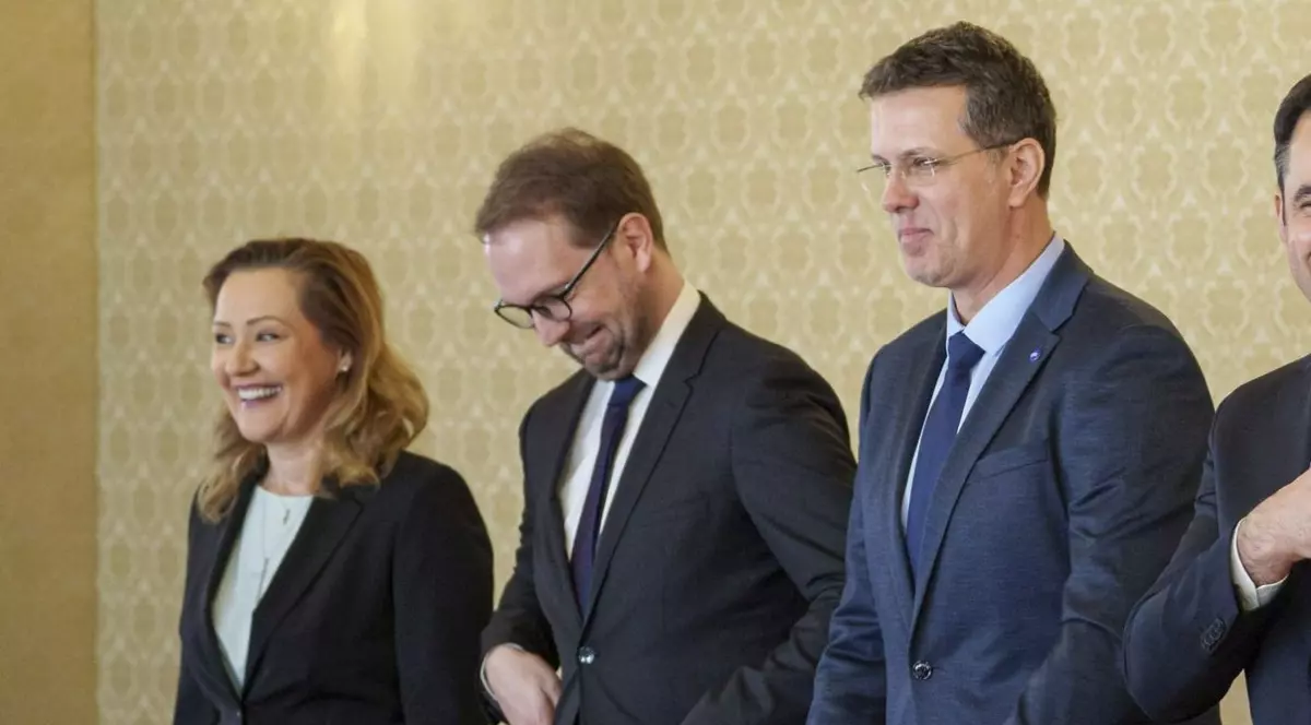 Ionuț Moșteanu (dreapta) și Dominic Fritz (mijloc), doi dintre oamenii de încredere ai șefei USR, au trădat-o pe Elena Lasconi