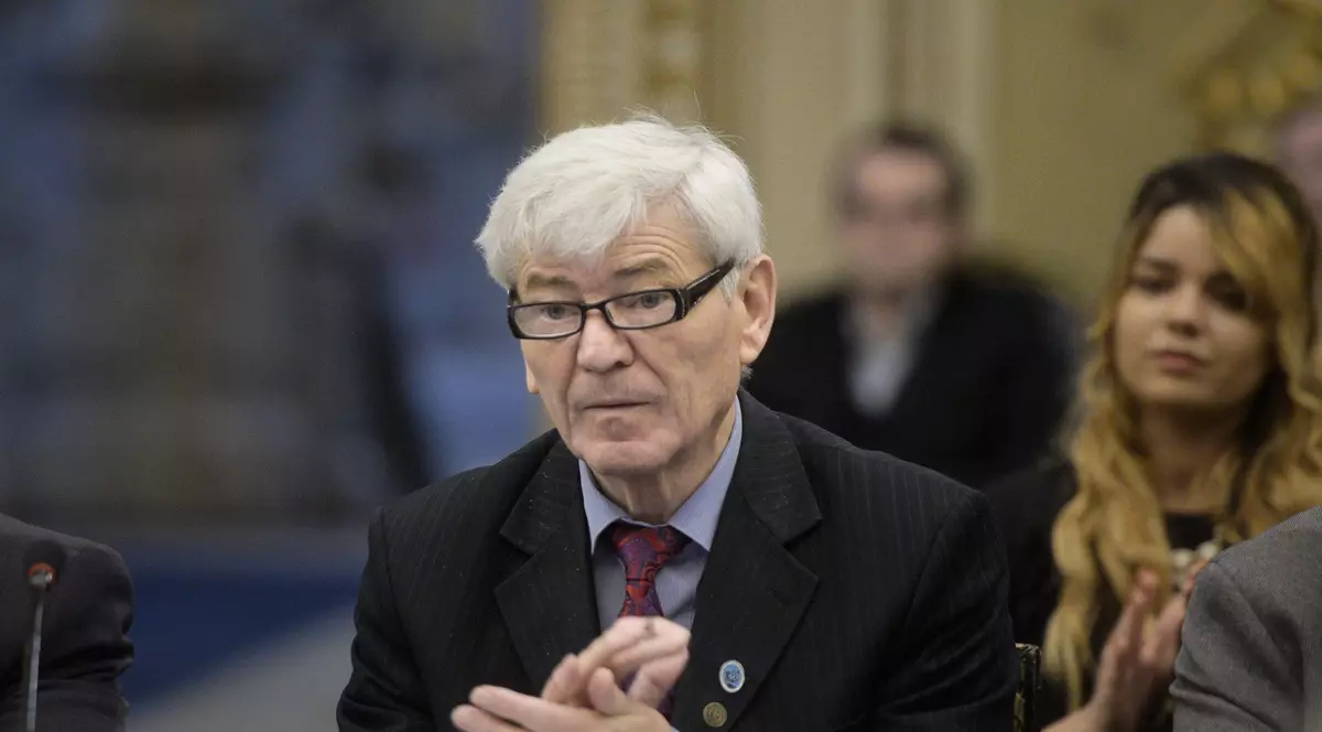 Valeriu Tabără surprins în timp ce aplauda, în cadrul unei dezbateri din 2018
