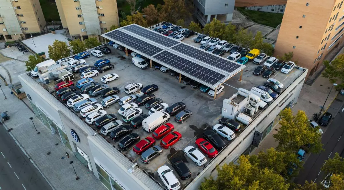 Vehiculel parcate pe acoperișul unei reprezentanțe auto Volkswagen