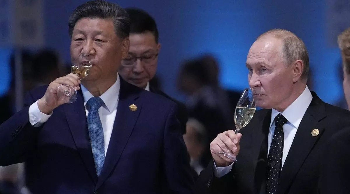 Vladimir Putin și Xi Jinping beau șampanie la o întâlnire