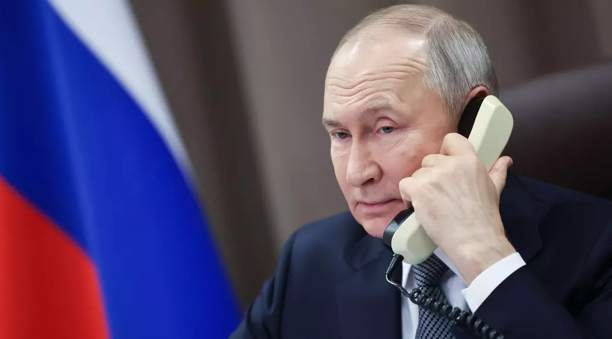 Vladimir Putin surprins în timp ce vorbește la telefon
