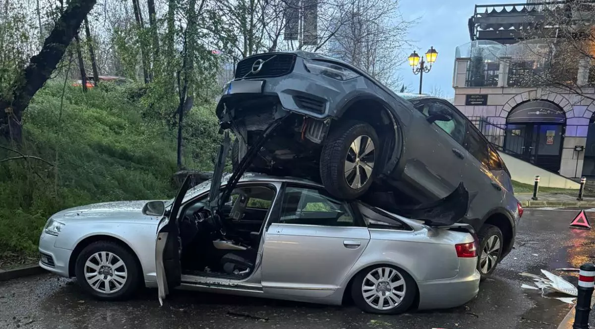 Imagine de la locul accidentului de pe Calea Floreasca din București, unde un Volvo a ajuns cu totul pe un Audi, pe 7 aprilie 2025