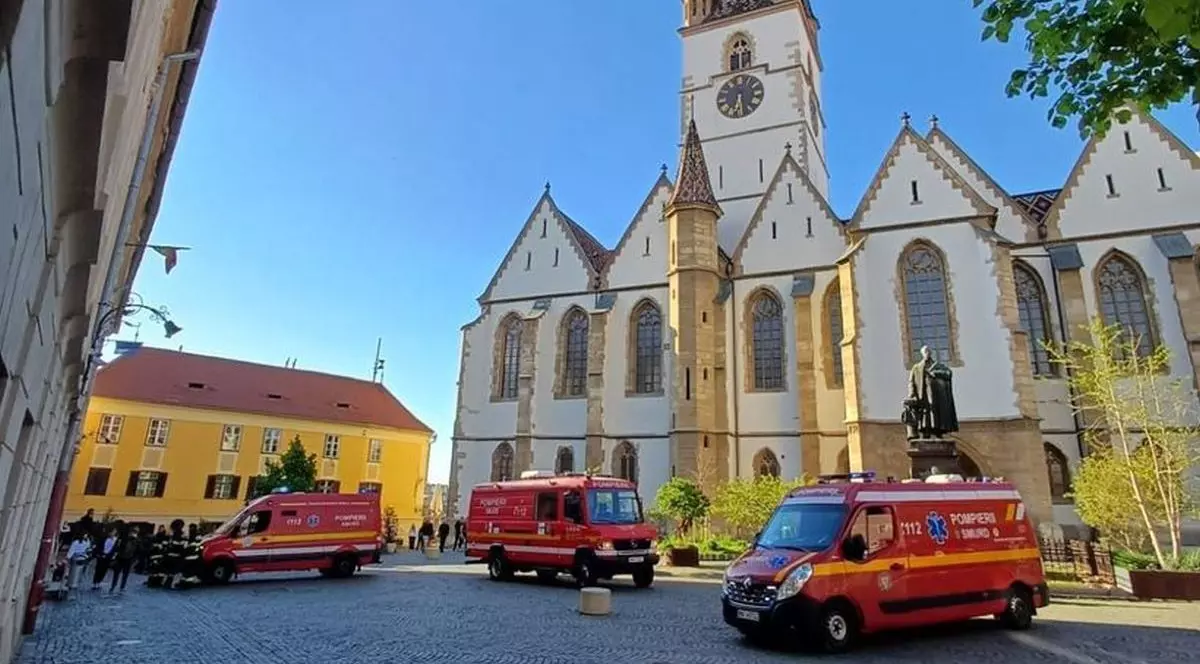 Mai multe ambulanțe în fața Colegiului Naţional Brukenthal din Sibiu