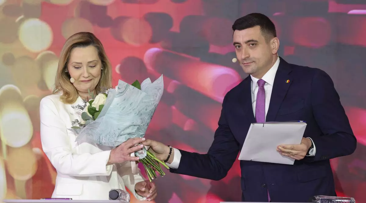 George Simion îi oferă un buchet de flori Elenei Lasconi
