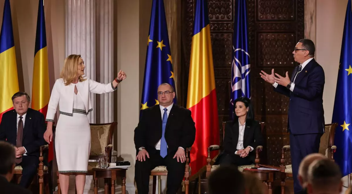 Elena Lasconi se contrează cu Victor Ponta, în timp ce Crin Antonescu (stânga) ascultă disputa verbală dintre cei doi
