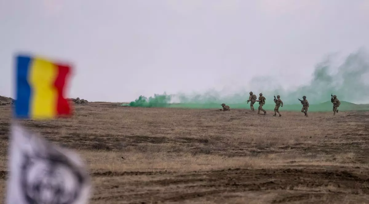 Exercițiu de luptă al militarilor români pe poligonul din Smârdan