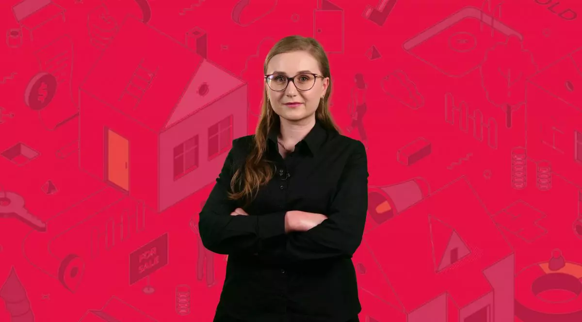 Corina Vîrlan în ediția din 7 mai a emisiunii 5 Știri Imobiliare, îmbrăcată în haine negre, cu un fundal roșu.
