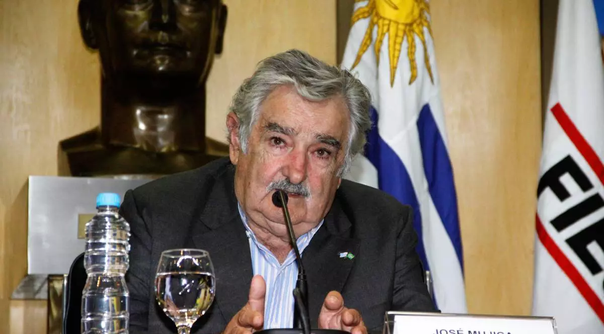 Fost președinte al Uruguayului, Jose Mujica, în timpul unei conferințe, vorbind la un microfon.