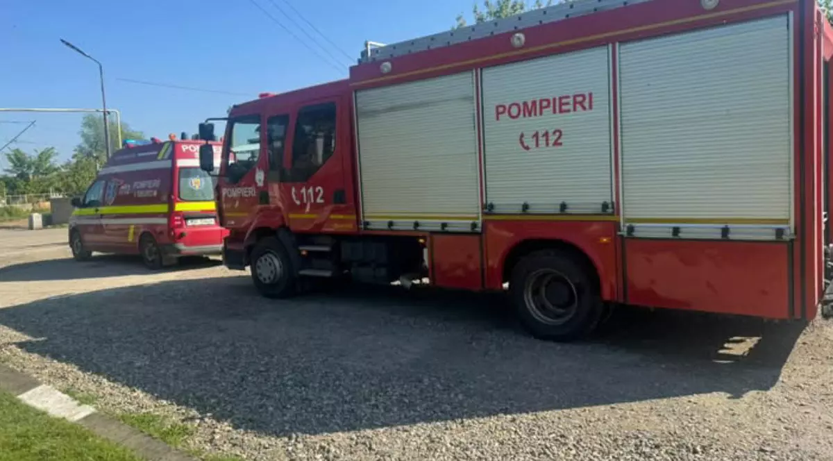 In imagine doua masini de interventie, una SMURD, alta de Pompieri