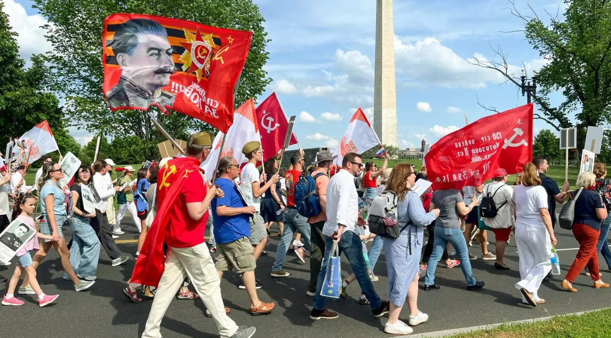 Activiști ruși participă la marșul „Regimentul Nemuritorilor” pentru comemorarea a 80 de ani de la sfârșitul Marelui Război Patriotic