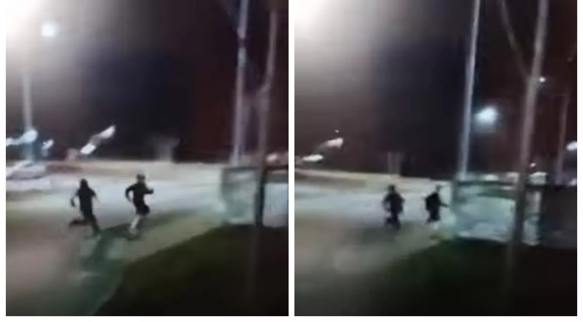 În imagini sunt ilustrați doi copii care aleargă pe o stradă, în timpul nopții