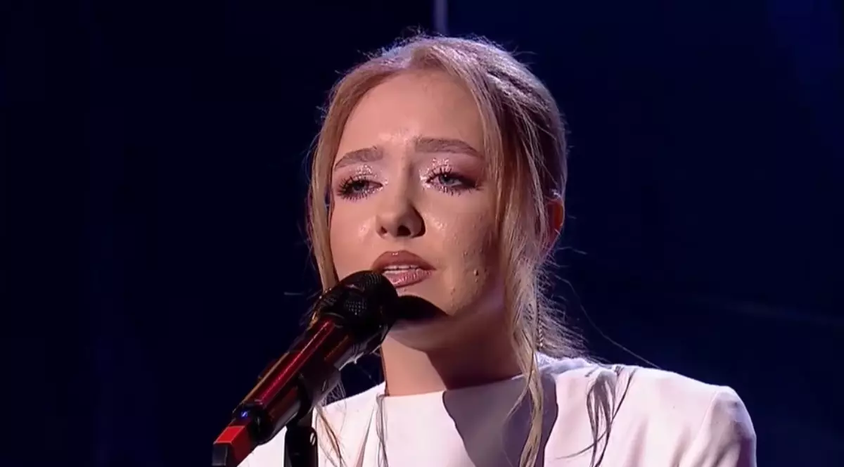 Alexia Tudose în rochie albă, cu mâneci lungi, în finala Românii au talent 2025
