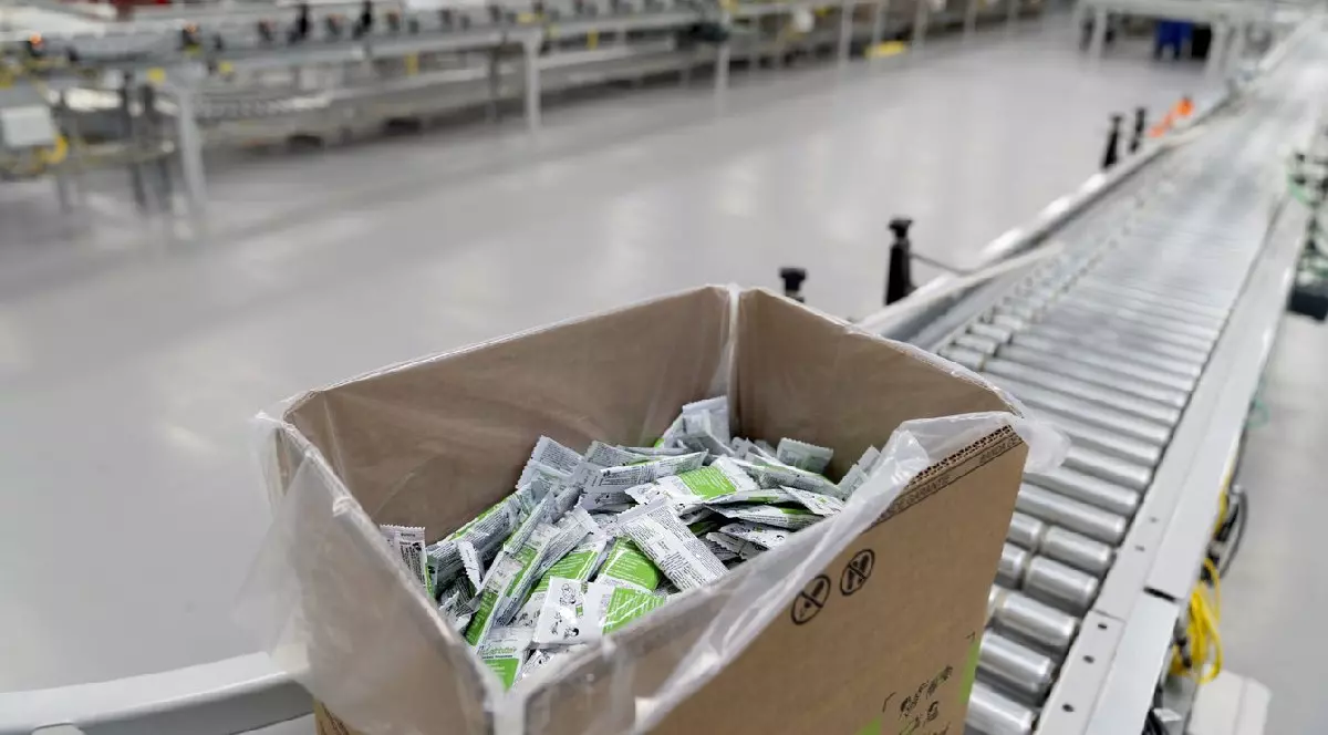 O bandă transportoare încărcată de obicei cu cutii deplasează o singură cutie de Plumpy'Nut, o pastă de arahide salvatoare trimisă copiilor subnutriți din întreaga lume, la Edesia Nutrition, vineri, 14 martie 2025, în North Kingstown, R.I.