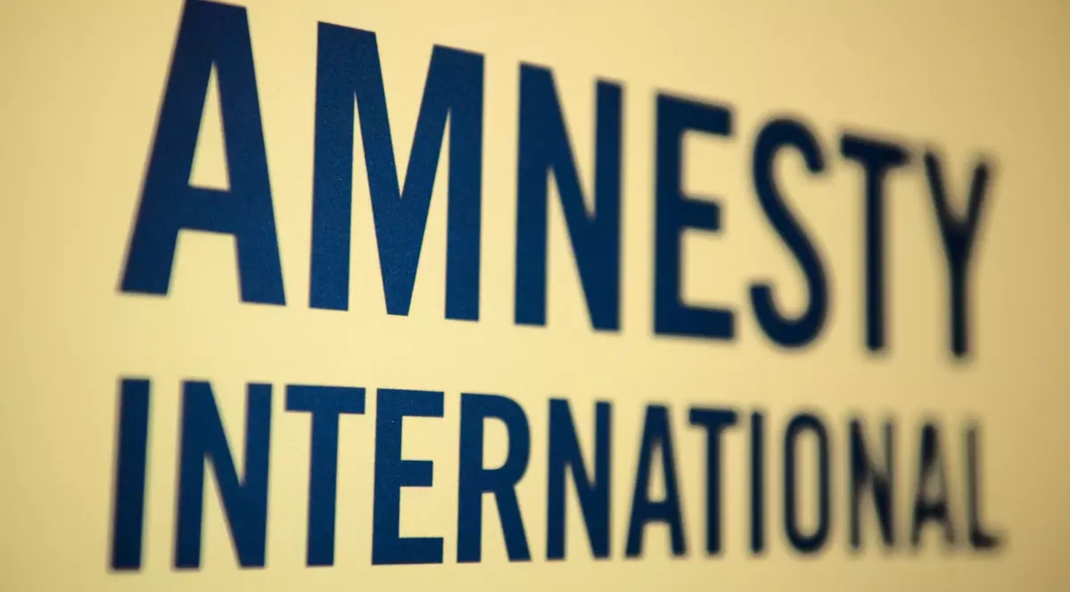 Afiș pe care scrie Amnesty International