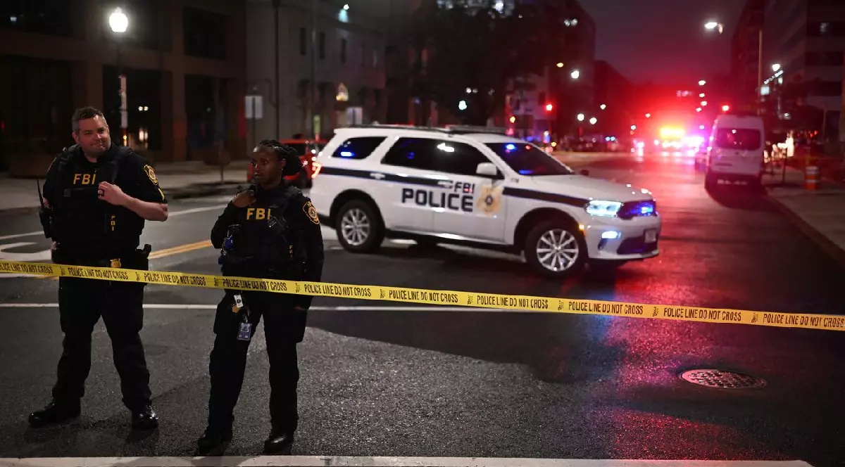 Agenți FBI delimitează locul în fața Muzeului Evreiesc din Capitală în urma unui schimb de focuri soldat cu doi morți, în Washington, DC, la 21 mai 2025.