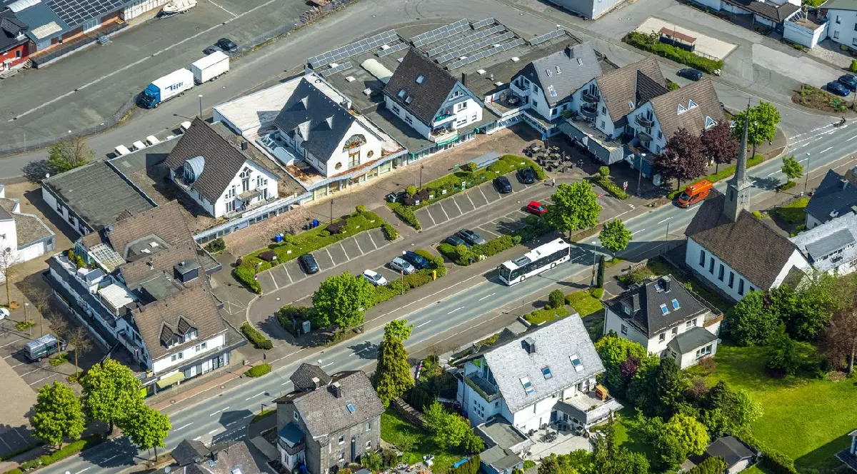 zonă comercială pe autostrada federală B7, Zum Alten Güterbahnhof, parcări, Biserica Evanghelică a Sfintei Cruci, Bestwig, Sauerland, Renania de Nord-Westfalia, Germania