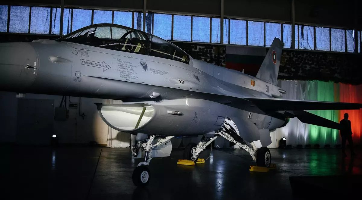 Avionul F-16 expus la a treia bază aeriană Graf Ignatievo, în Bulgaria