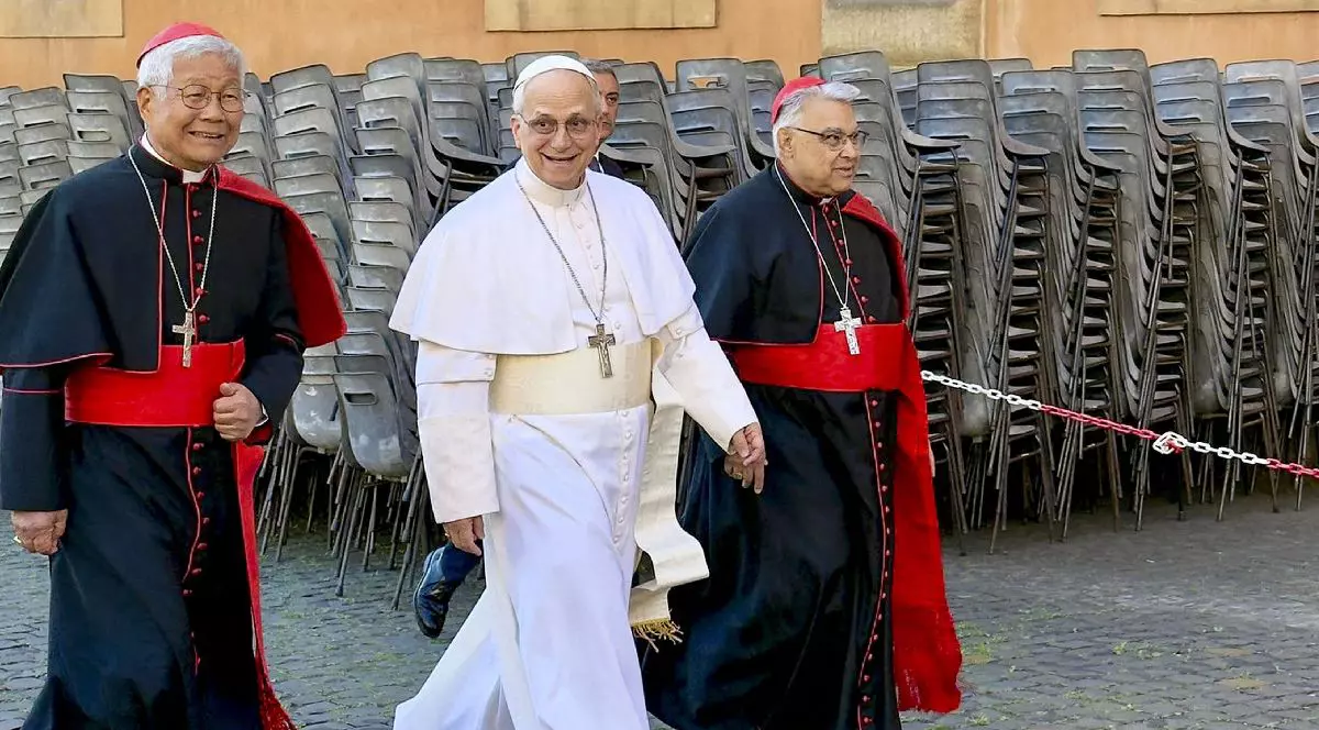 Az újonnan megválasztott XIV Leó pápa, Robert Prevost (középen) Lazzaro You Heung-Sik bíborossal (jobbra) és Marcello Semeraro bíborossal (balra) sétál a Vatikánváros utcáin.