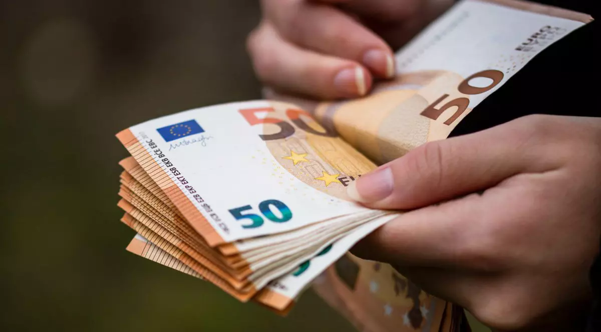 femeie care numără bancnote de 50 de euro