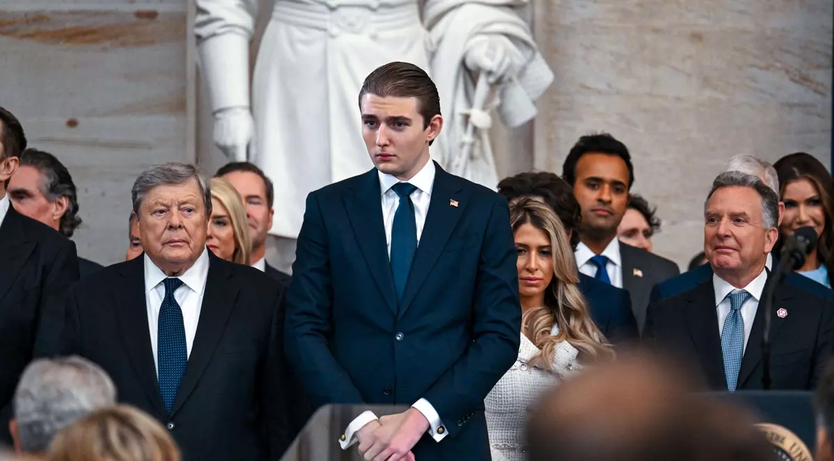 Barron Trump (în centrul imaginii), la învestirea tatălui său în funcția de președinte ale SUA