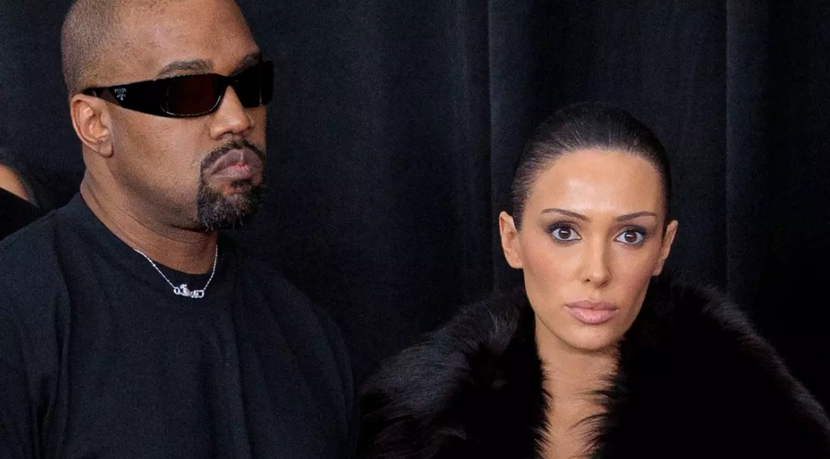 Noi imagini cu Bianca Censori în ipostaze provocatoare. Kanye West a pozat-o aproape goală, iar fotografiile au devenit publice