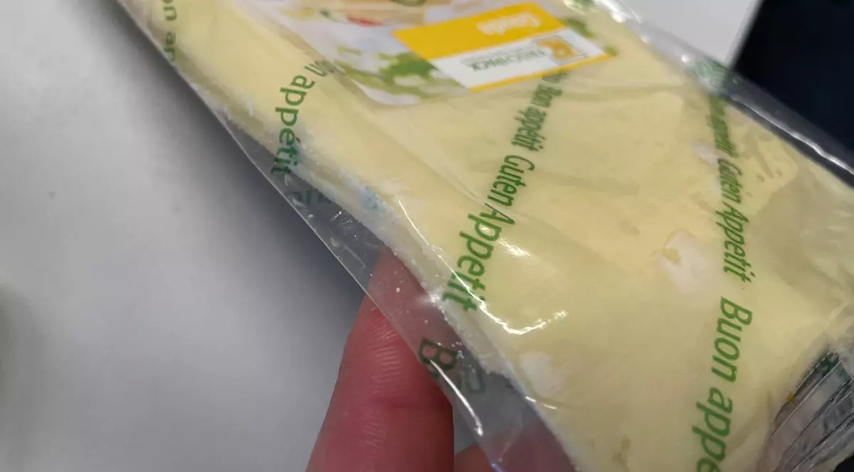 Poză cu unul dintre pachetele cu brânză mucegăită