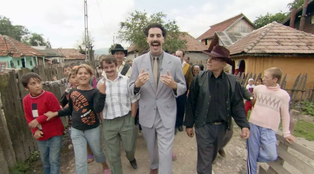 Cadru din filmul „Borat Cultural Learnings of America for Make Benefit Glorious Nation of Kazakhstan”, cu actorul Sacha Baron Cohen, mergând pe stradă, înconjurat de cetățenii din Glod