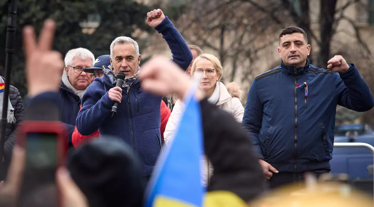 București, România. 1 martie 2025: Ultranaționalistul de extremă dreapta Călin Georgescu (stânga) se adresează participanților la mitingul Alianței pentru Uniunea Românilor (AUR) împotriva guvernului condus de Marcel Ciolacu. Georgescu a câștigat primul tur al alegerilor.