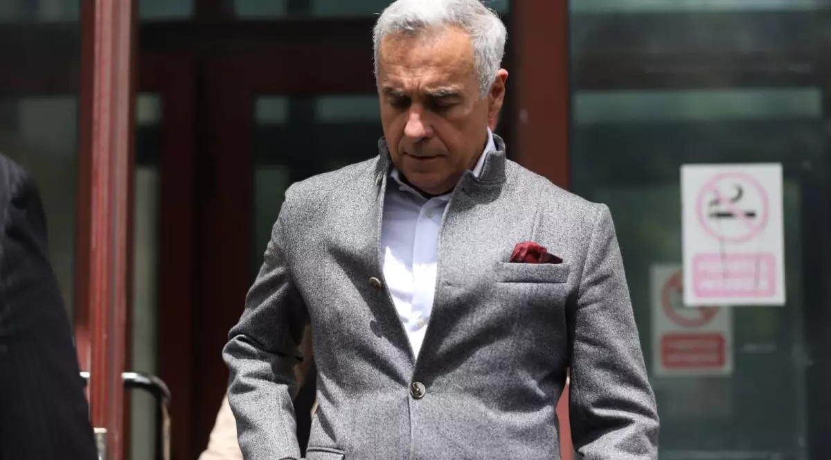 Călin Georgescu coboară scările de la Parchetul ICCJ, unde a fost marți, 27 mai 2025, pentru audieri