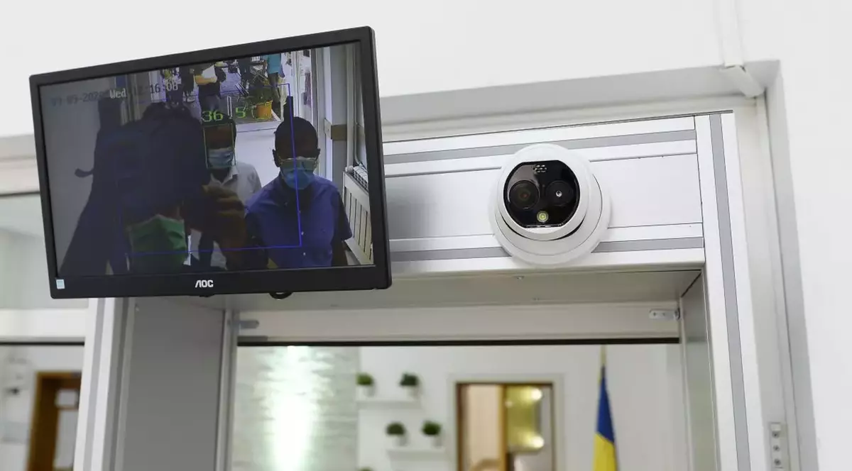 cameră viode amplastaă pe holul unei scoli