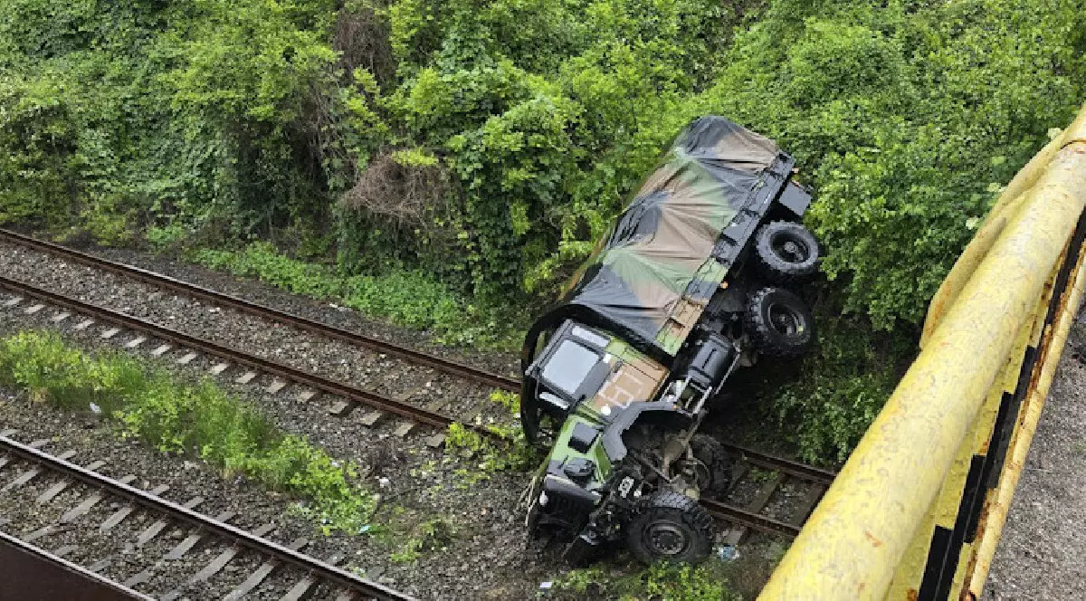 Camion militar rasturnat pe șine