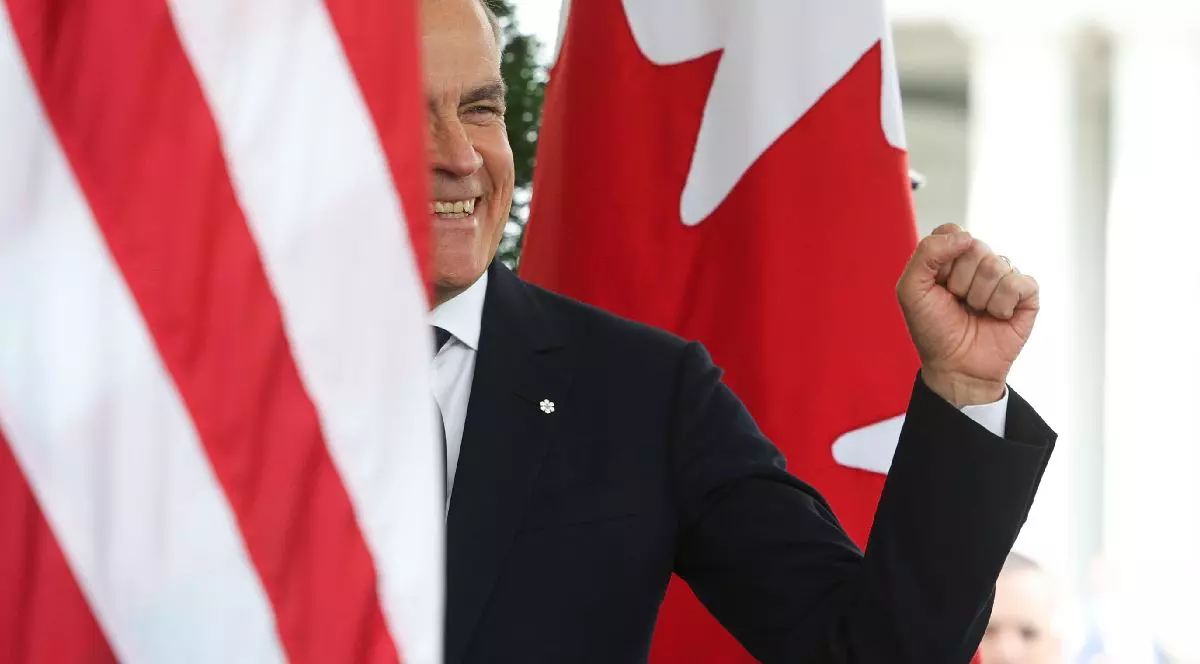 Mark Carneu cu mâna stângă ridicată și pumnul strâns, între steagurile Americii și Canadei